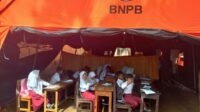 Kondisi siswa SDN Tamberu di tenda darurat. (Seru.co.id/udi) Pemkab Pamekasan Pastikan SDN Tamberu 2 Tetap Belajar, Bupati Siapkan Dua Langkah Strategis