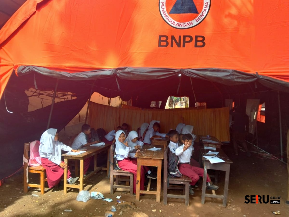 Kondisi siswa SDN Tamberu di tenda darurat. (Seru.co.id/udi) Pemkab Pamekasan Pastikan SDN Tamberu 2 Tetap Belajar, Bupati Siapkan Dua Langkah Strategis