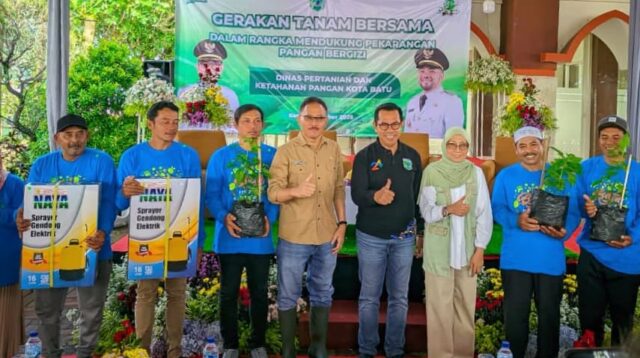 Wali Kota Batu bersama Ketua TP PKK dan Kadistan KP Batu saat penyerahan Benih dan Saprodi program P2B di Kota Batu. (ist) Pemkot Batu Luncurkan Program P2B: Dorong Kemandirian Pangan Keluarga dan Dukung Program Gizi Nasional