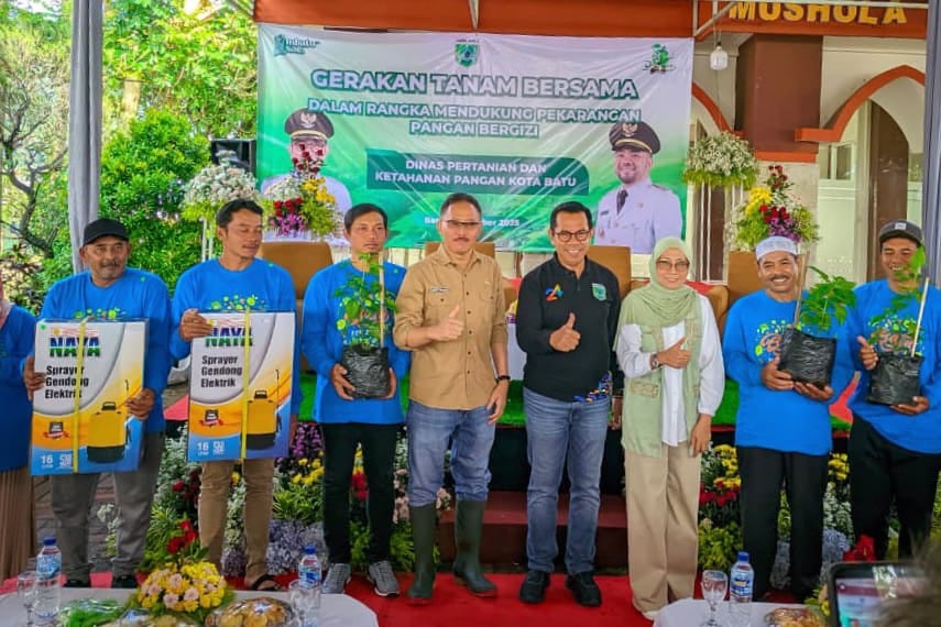 Wali Kota Batu bersama Ketua TP PKK dan Kadistan KP Batu saat penyerahan Benih dan Saprodi program P2B di Kota Batu. (ist) Pemkot Batu Luncurkan Program P2B: Dorong Kemandirian Pangan Keluarga dan Dukung Program Gizi Nasional