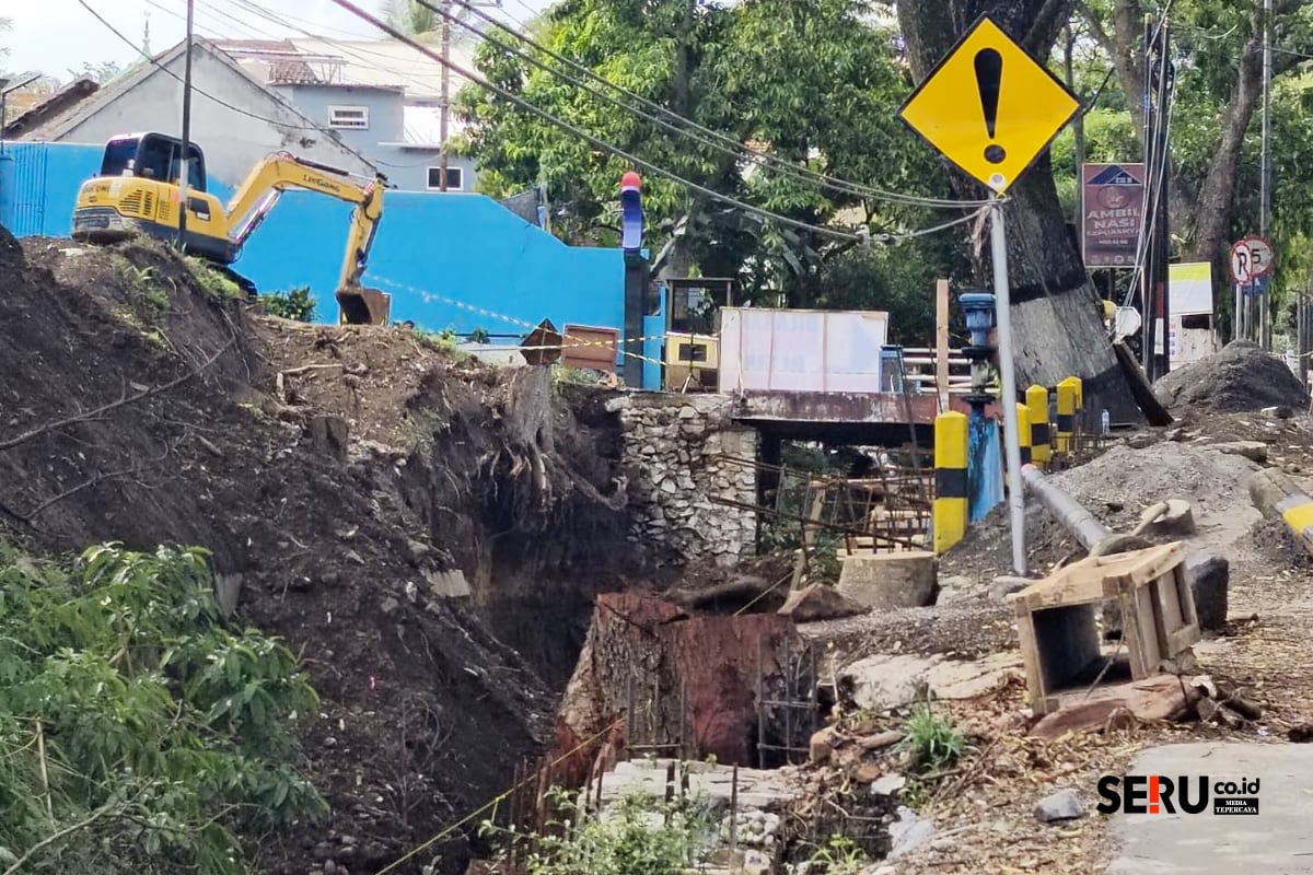 Proyek infrastruktur di depan SMPN 3 Batu yang sedang menunggu Box Culvert. (Seru.co.id/dik) DPUPR Kota Batu Ungkap Sejumlah Alasan Keterlambatan Pengerjaan Infrastruktur 2025