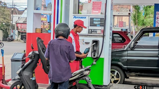 Pengisian BBM di salah satu SPBU di Kota Malang. (Seru.co.id/bas) Polda Jatim Pantau Dugaan Penyimpangan BBM, Proses Pemeriksaan SPBU Masih Berjalan