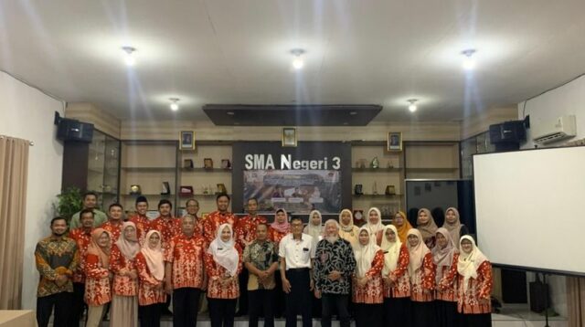 WhatsAppImage2025-10-30at05.33.07-ezgif.com-optijpeg Pengembangan Sumber Belajar Sejarah Berbasis Tradisi dan Sejarah Lokal Sebagai Penopang Program Pemberdayaan Kampung Penyangga Situs Cagar Budaya Material Kabupaten Sidoarjo