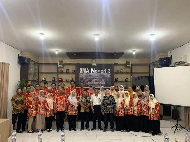 WhatsAppImage2025-10-30at05.33.07-ezgif.com-optijpeg Pengembangan Sumber Belajar Sejarah Berbasis Tradisi dan Sejarah Lokal Sebagai Penopang Program Pemberdayaan Kampung Penyangga Situs Cagar Budaya Material Kabupaten Sidoarjo