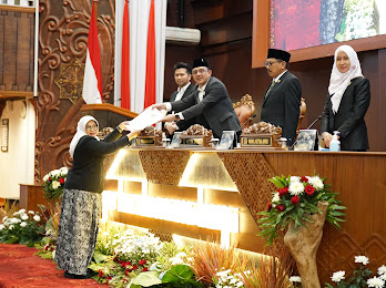 Wiwin Sumrambah Wiwin Sumrambah Sampaikan Laporan Pansus Terkait Revisi Kode Etik dan Tata Beracara BK DPRD Jatim