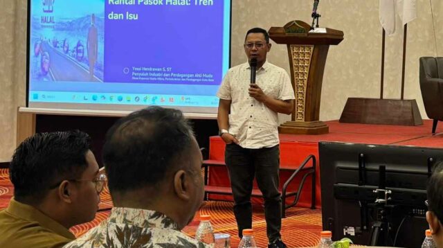 Yossy Hendrawan saat memberikan paparan seputar halal kepada pelaku usaha horeka di Kota Batu. (ist_11zon Diskumperindag Batu Dorong Akselerasi Sertifikasi Halal dan Pengawasannya dari Hulu-Hilir