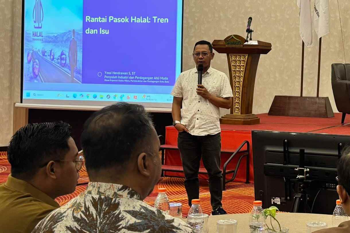 Yossy Hendrawan saat memberikan paparan seputar halal kepada pelaku usaha horeka di Kota Batu. (ist_11zon Diskumperindag Batu Dorong Akselerasi Sertifikasi Halal dan Pengawasannya dari Hulu-Hilir