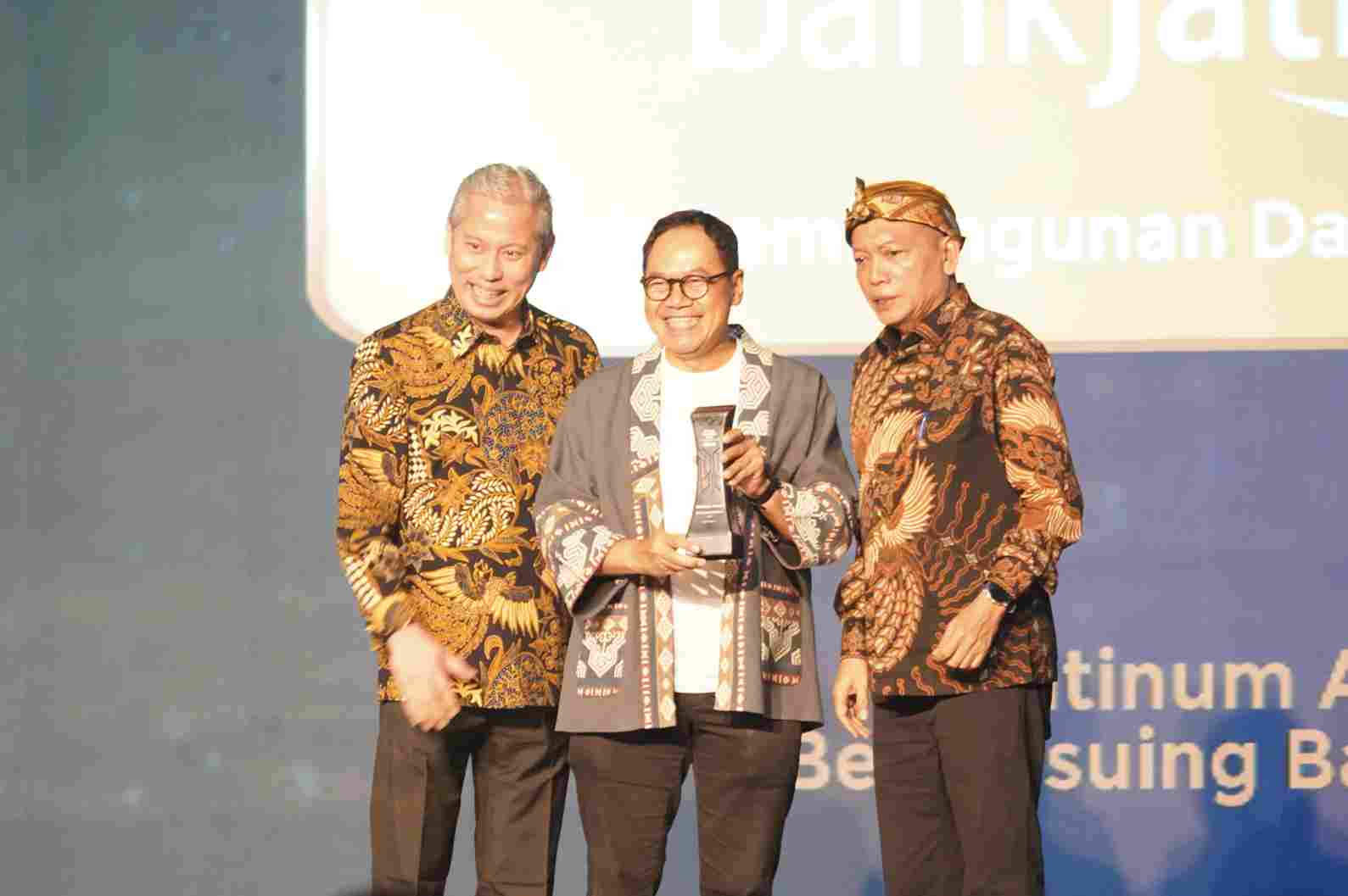 bankjatim 12_11zon (1) Bank Jatim Raih Best Issuing Bank di Prima Awards 2025