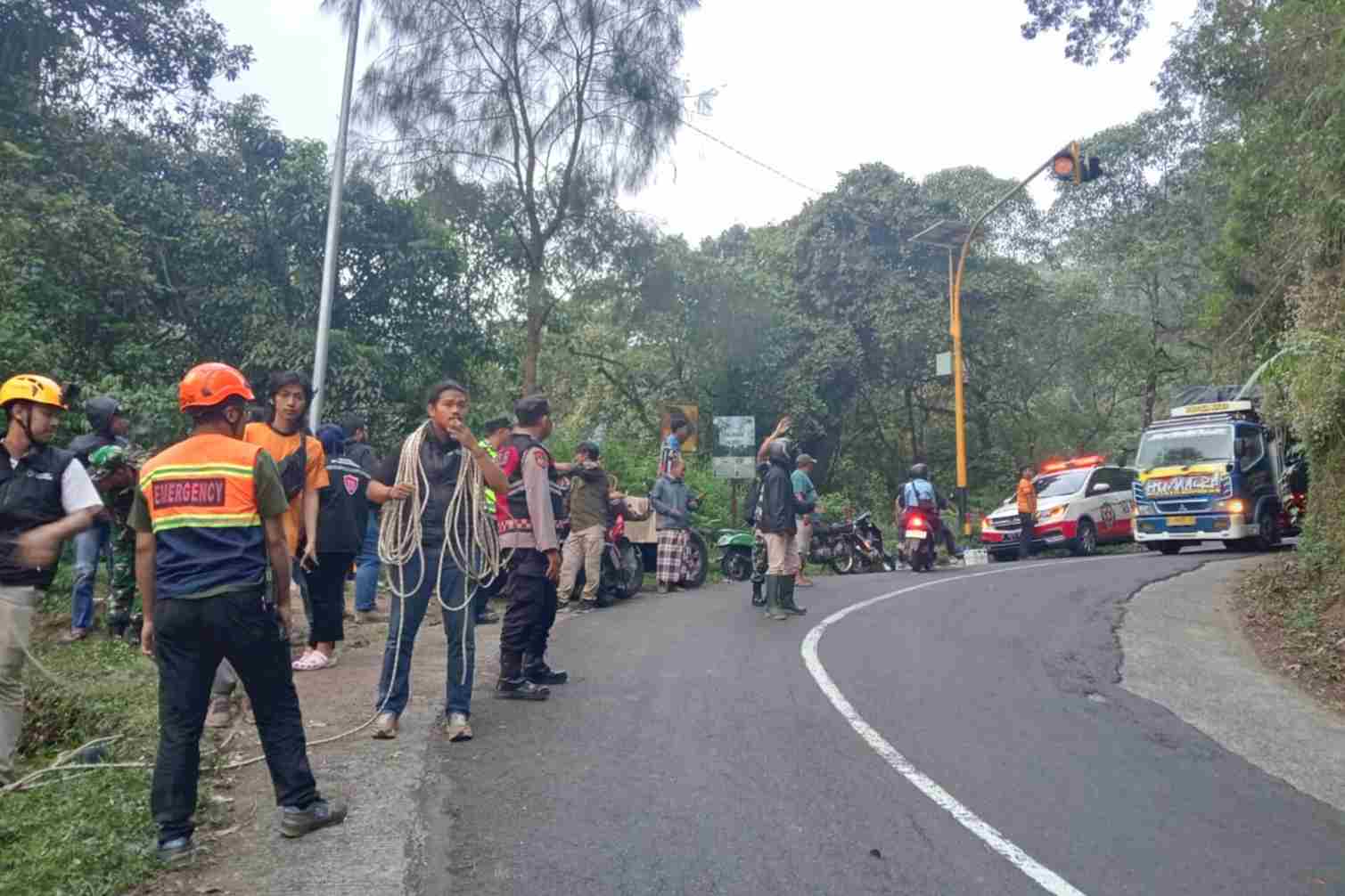 Mobil Hardtop Masuk Jurang di Kawasan TNBTS, Satu Keluarga Luka-Luka