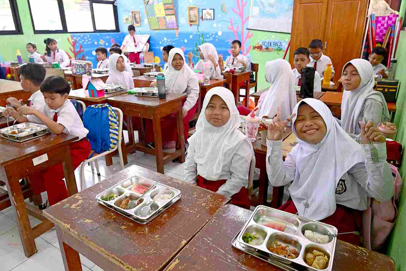 makan 3_11zon FoRDESI Dukung Gagasan Menteri Dikdasmen Dorong MBG ke Dapur Sekolah