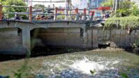 semburan air_11zon Pemkot Pastikan Semburan Sungai Di Rungkut Aman, BPBD Surabaya Imbau Warga Tenang