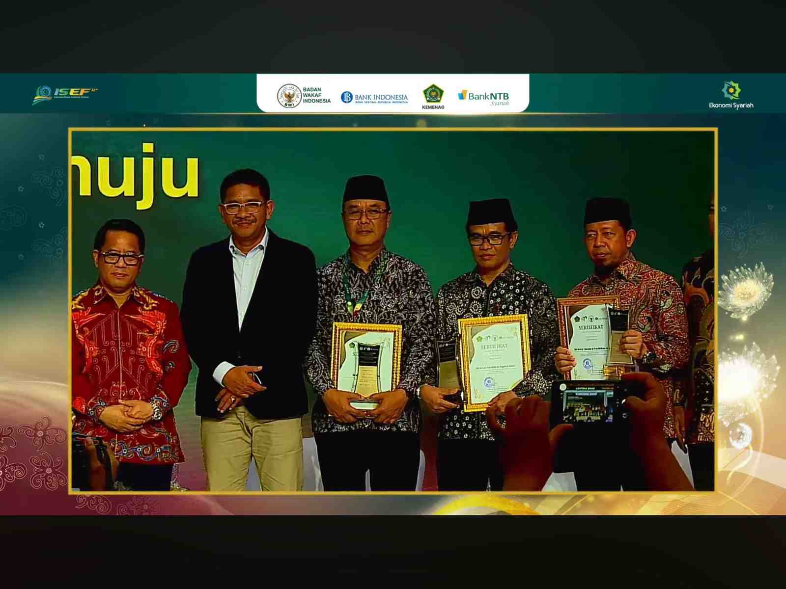 wakaf 1_11zon Catat Rekor Tertinggi Dalam Wakaf, Wali Kota Eri Cahyadi Raih Penghargaan Agregator