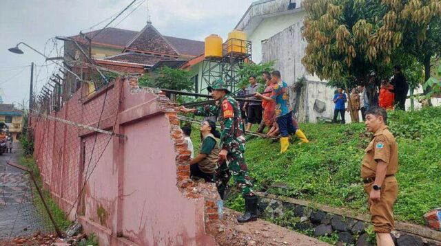 Babinsa Bareng Sigap Tangani Tembok Roboh Bangunan APDN