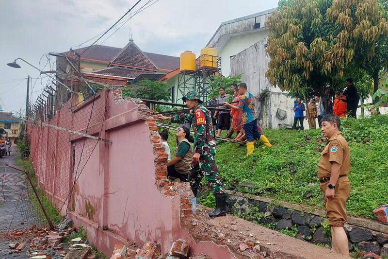 Babinsa Bareng sigap tangani tembok roboh bangunan APDN. (ist) Babinsa Bareng Sigap Tangani Tembok Roboh Bangunan APDN