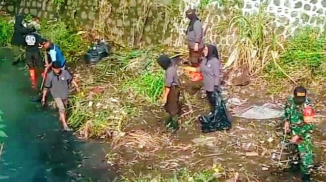 Babinsa Blimbing Bersama Linmas Keltang dan Masyarakat Gotong Royong Bersihkan Aliran Sungai