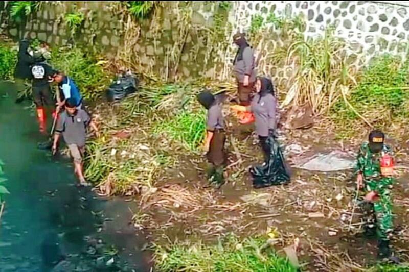 Babinsa Blimbing bersama linmas keltang dan masyarakat gotong royong bersihkan aliran sungai. (ist) Babinsa Blimbing Bersama Linmas Keltang dan Masyarakat Gotong Royong Bersihkan Aliran Sungai