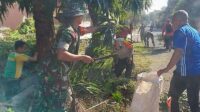 Babinsa Blimbing Bersama Warga Arjosari Karya Bhakti Pembersihan Lingkungan