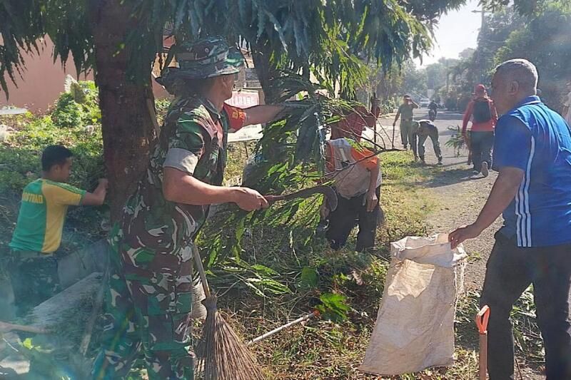 Babinsa Blimbing Bersama Warga Arjosari Karya Bhakti Pembersihan Lingkungan