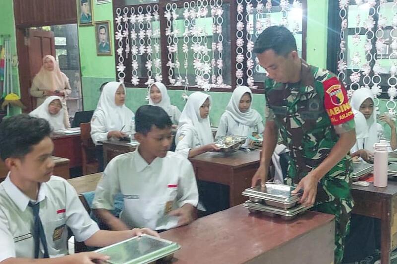 Babinsa Blimbing Dampingi Program MBG di SMPN 16 Malang