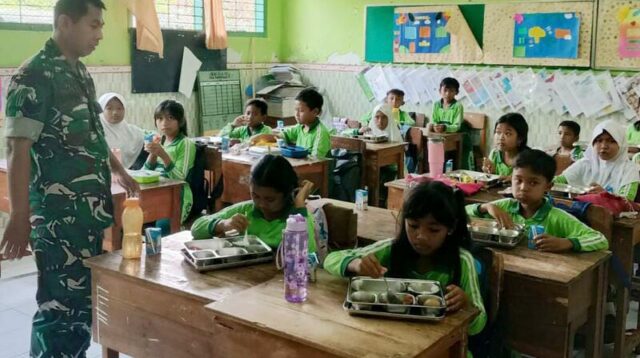 Babinsa Blimbing Pendampingan Program Makan Bergizi Gratis di SDN Purwodadi 1