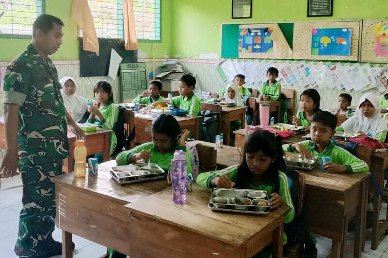 Babinsa Blimbing Pendampingan Program Makan Bergizi Gratis di SDN Purwodadi 1