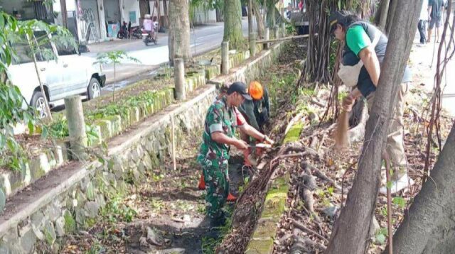 Babinsa Kedungkandang Bersama Warga Aksi GASS Menjaga Kebersihan dan Kualitas Lingkungan