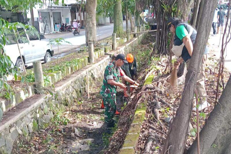 Babinsa Kedungkandang bersama warga aksi GASS menjaga kebersihan dan kualitas lingkungan. (ist) Babinsa Kedungkandang Bersama Warga Aksi GASS Menjaga Kebersihan dan Kualitas Lingkungan