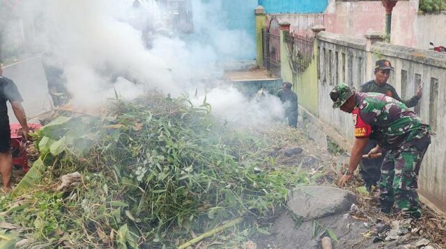 Babinsa Kedungkandang Karya Bhakti Bersama Warga Buring Bersihkan Jalan Kyai Malik Dalam