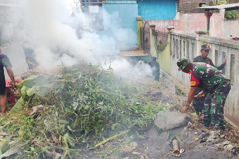 Babinsa Kedungkandang Karya Bhakti Bersama Warga Buring Bersihkan Jalan Kyai Malik Dalam