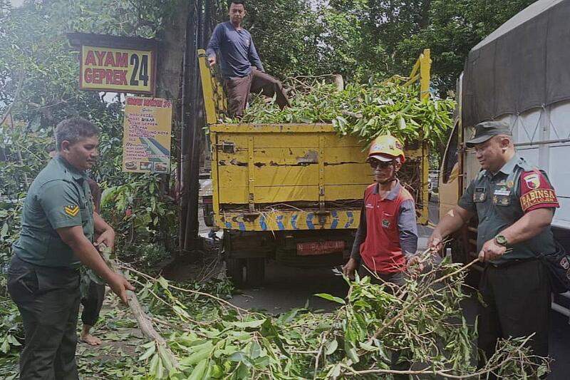 Babinsa Klojen dampingi DLH Kota Malang pangkas ranting pohon di jalan utama. (ist) Babinsa Klojen Dampingi DLH Kota Malang Pangkas Ranting Pohon di Jalan Utama