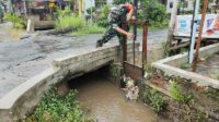 Babinsa Koramil Kedungkandang Monitoring Debit Air Antisipasi Banjir