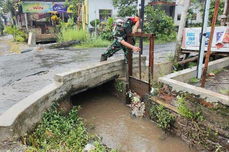 Babinsa Koramil Kedungkandang monitoring debit air antisipasi banjir. (ist) Babinsa Koramil Kedungkandang Monitoring Debit Air Antisipasi Banjir