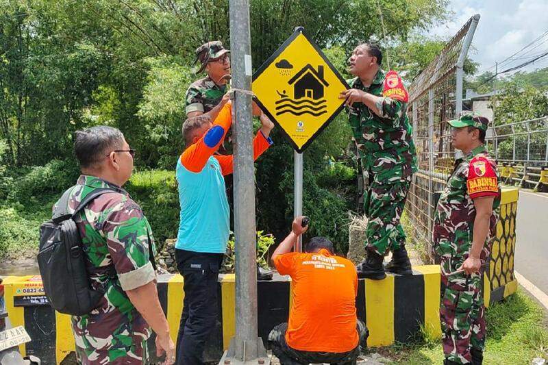 Babinsa Koramil Kedungkandang Pasang Tanda Peringatan Bahaya Titik Rawan Bencana