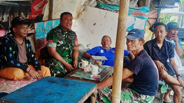 Babinsa Koramil Lowokwaru Komsos Bersama Tokoh Masyarakat