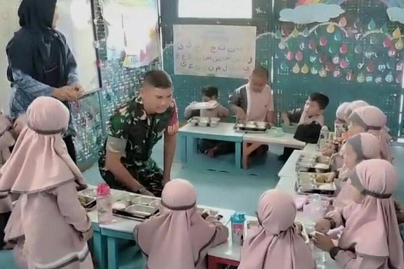 Babinsa Lowokwaru dampingi pendistribusian program Makan Bergizi Gratis. (ist) Babinsa Lowokwaru Dampingi Pendistribusian Program Makan Bergizi Gratis