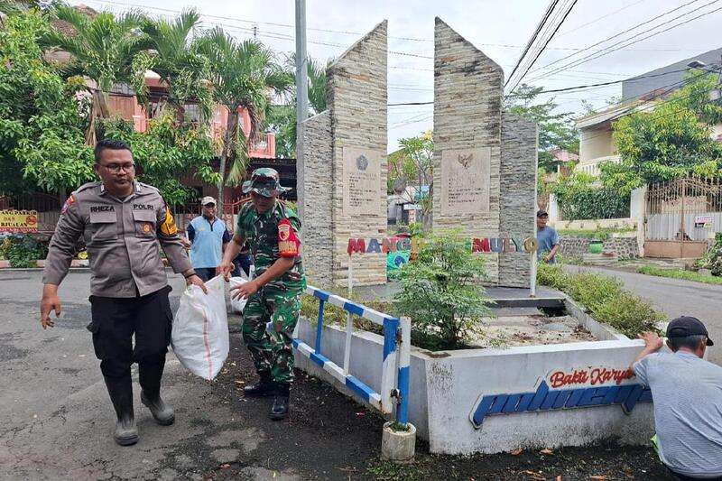 Babinsa Lowokwaru Kerja Bakti Bersama Warga Jatimulyo