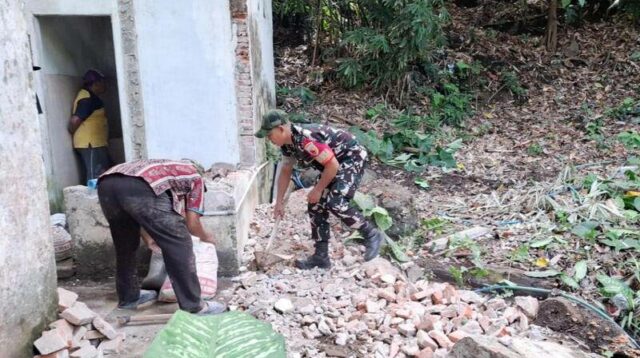 Babinsa Lowokwaru turut kerja bakti bersama Warga Jatimulyo. (ist) Babinsa Lowokwaru Turut Kerja Bakti Bersama Warga Jatimulyo