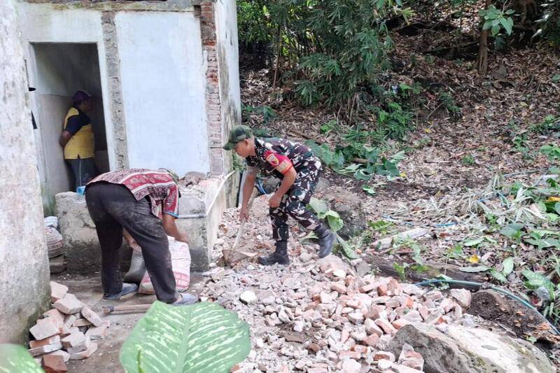 Babinsa Lowokwaru Turut Kerja Bakti Bersama Warga Jatimulyo