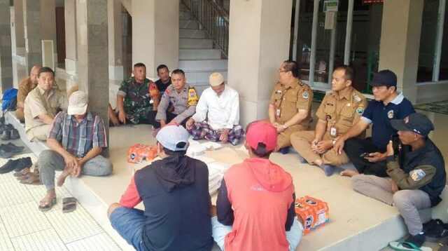 Babinsa Pandanwangi Komsos bersama Camat dan Lurah