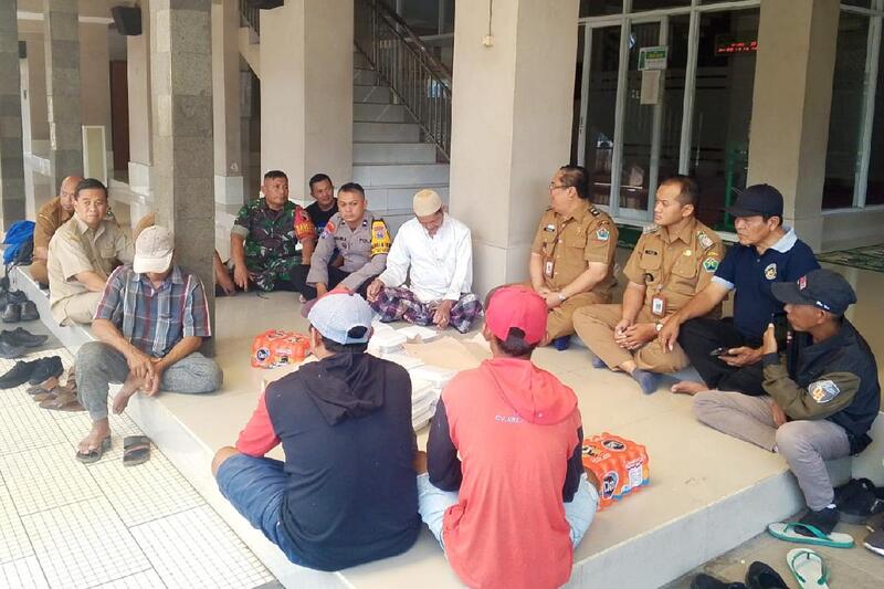 Babinsa Pandanwangi komsos bersama camat dan lurah. (ist) Babinsa Pandanwangi Komsos bersama Camat dan Lurah