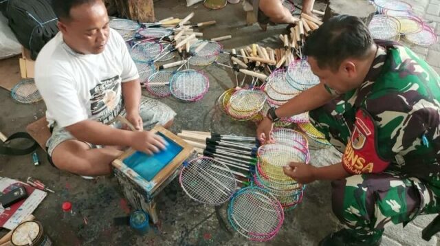Babinsa Sukun Anjangsana ke Pengerajin Raket Dukung Peningkatan Ekonomi
