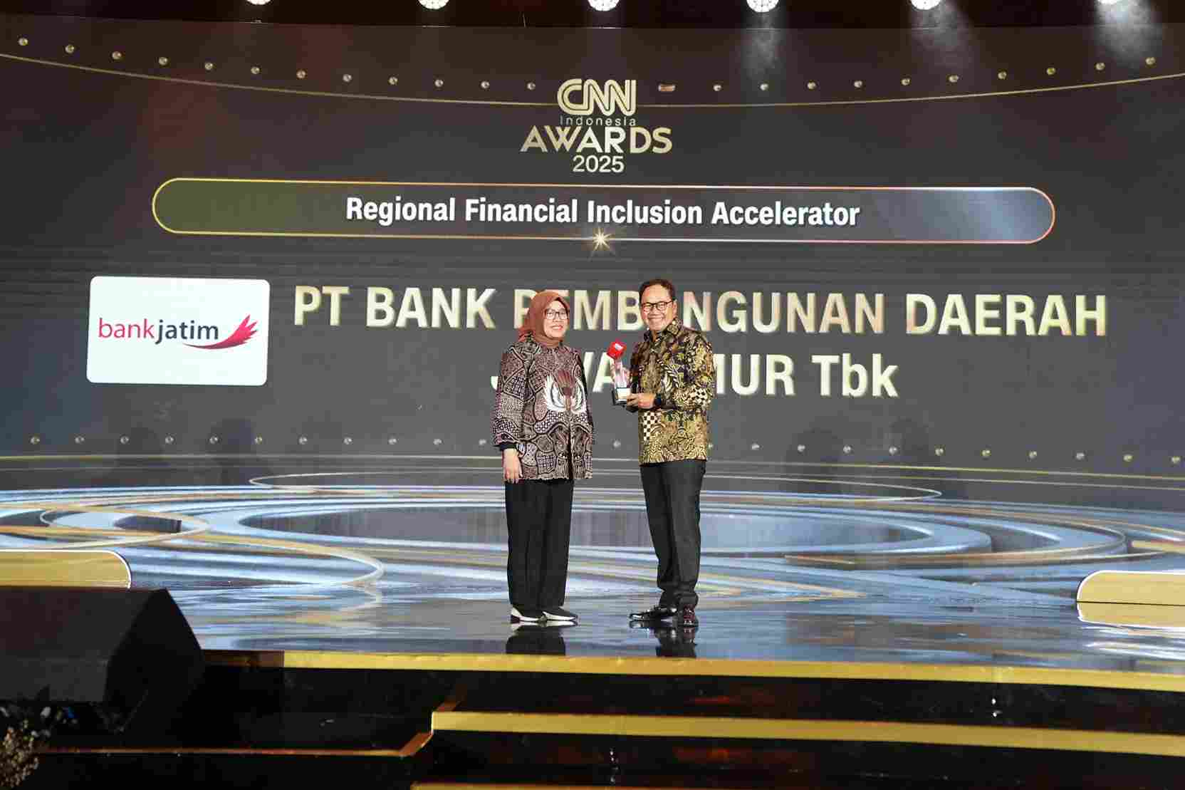 Bank Jatim sukses meraih penghargaan prestisius dari CNN Indonesia_11zon Konsisten Dukung Literasi & Inklusi Keuangan di Jawa Timur, Bank Jatim Sabet Penghargaan dari CNN Indonesia