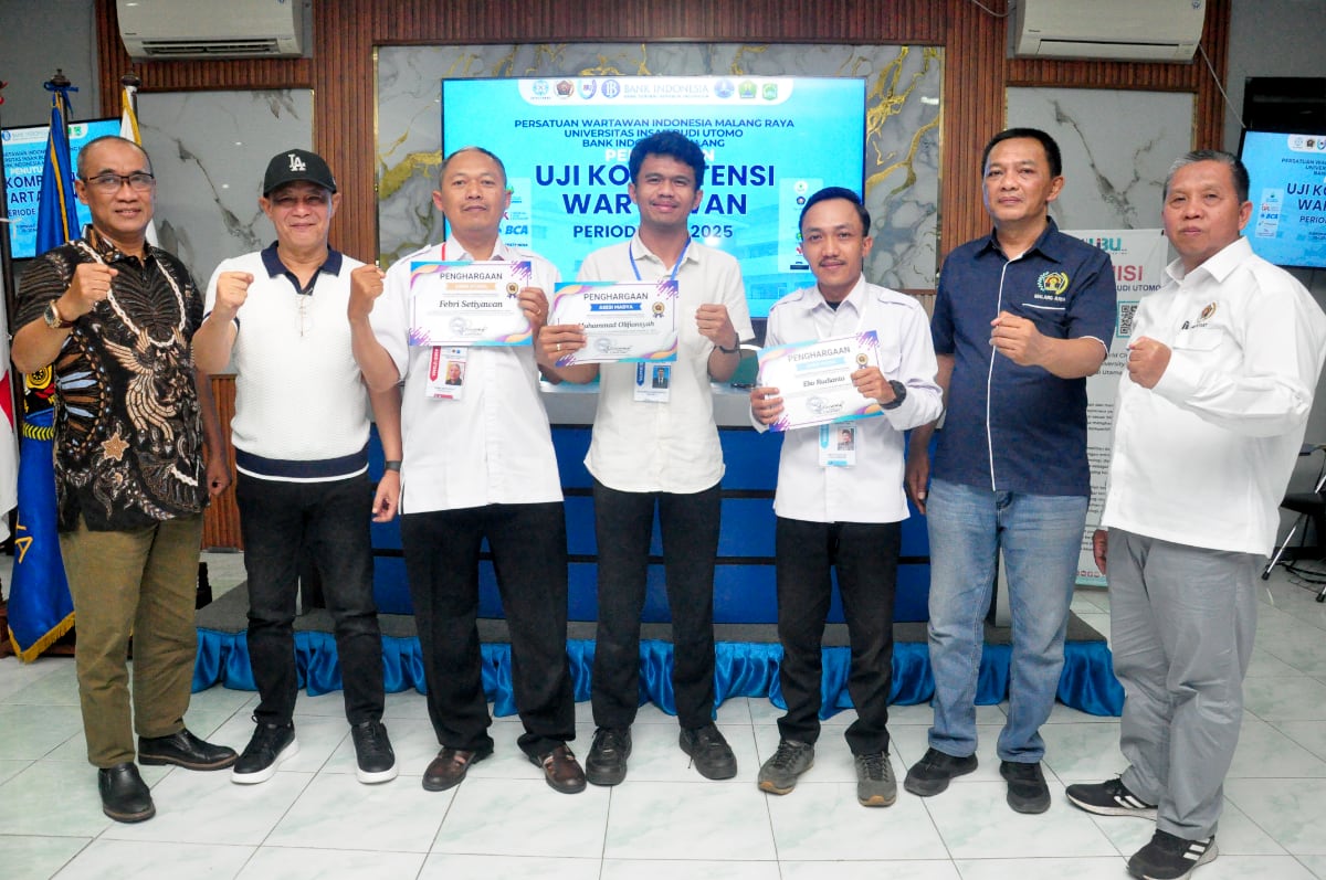 UKW Angkatan ke-59 PWI Malang Raya Luluskan 30 Wartawan Kompeten 1 Para peserta dengan nilai terbaik UKW ke-59 PWI Malang Raya. (ist)