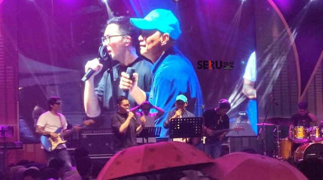 Meski Diguyur Hujan, Ribuan Maba Tak Beranjak Nikmati SAMBA UIBU 2025