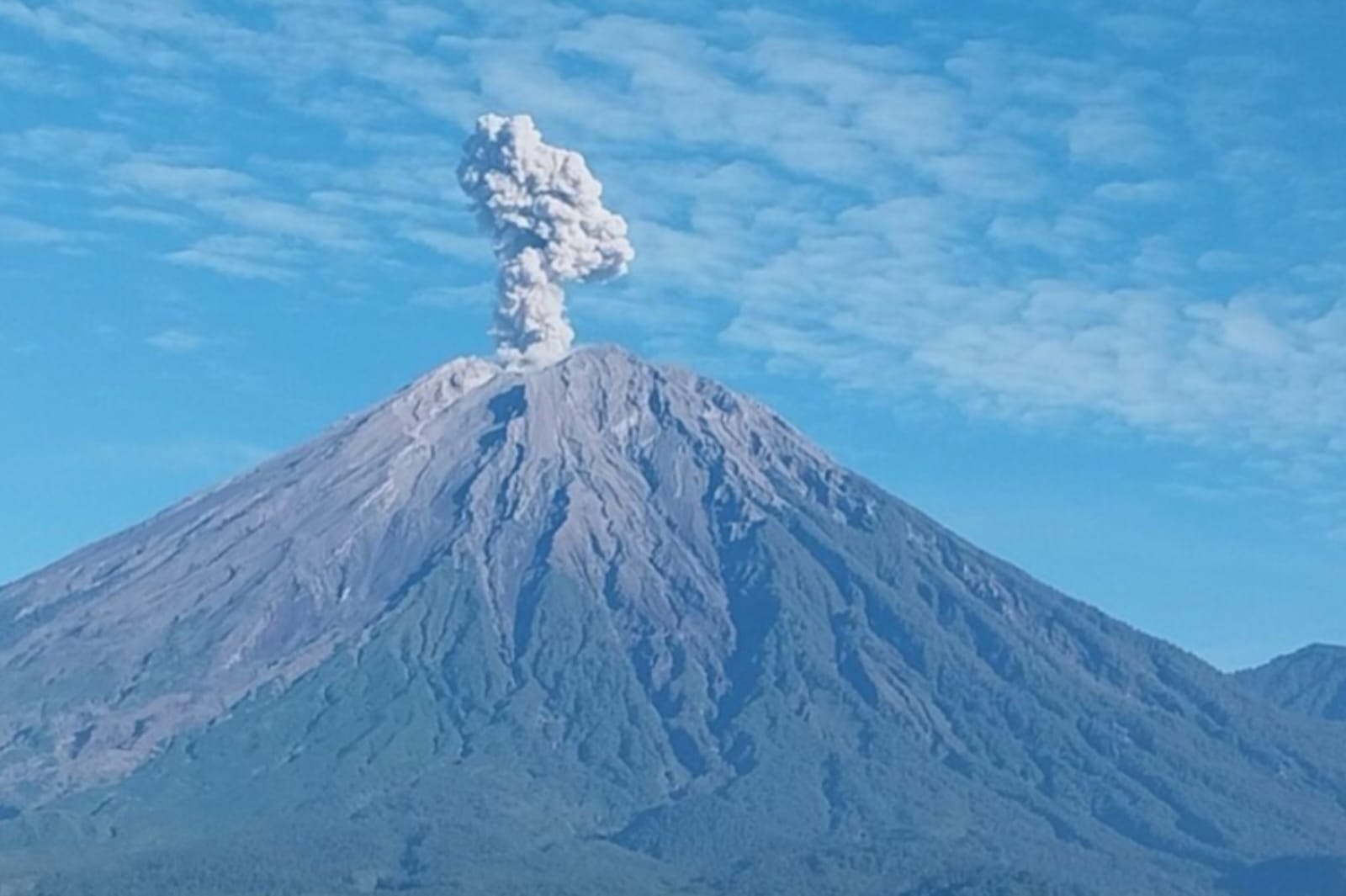 Gunung Semeru Gunung Semeru Kembali Erupsi, Wilayah Poncokusumo Malang Aman dari Hujan Abu