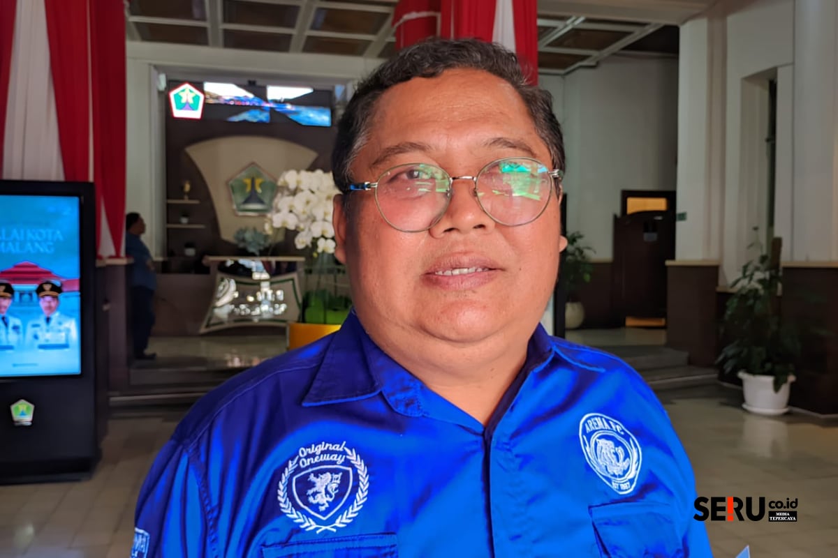 Kepala DPUPRPKP Kota Malang menjelaskan, proses pemasangan jembatan bailey sementara. (bas)