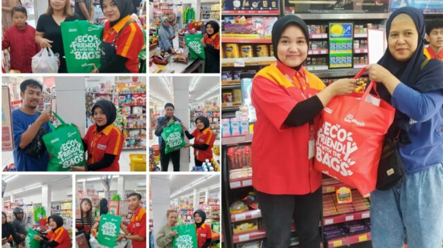 Karyawan Toko Alfamart membagikan tas Go Green gratis kepada pembeli di Kota Batu. (ist) Alfamart Bagikan 500 Tas Go Green Gratis, Edukasi Lingkungan di HUT ke-24 Batu