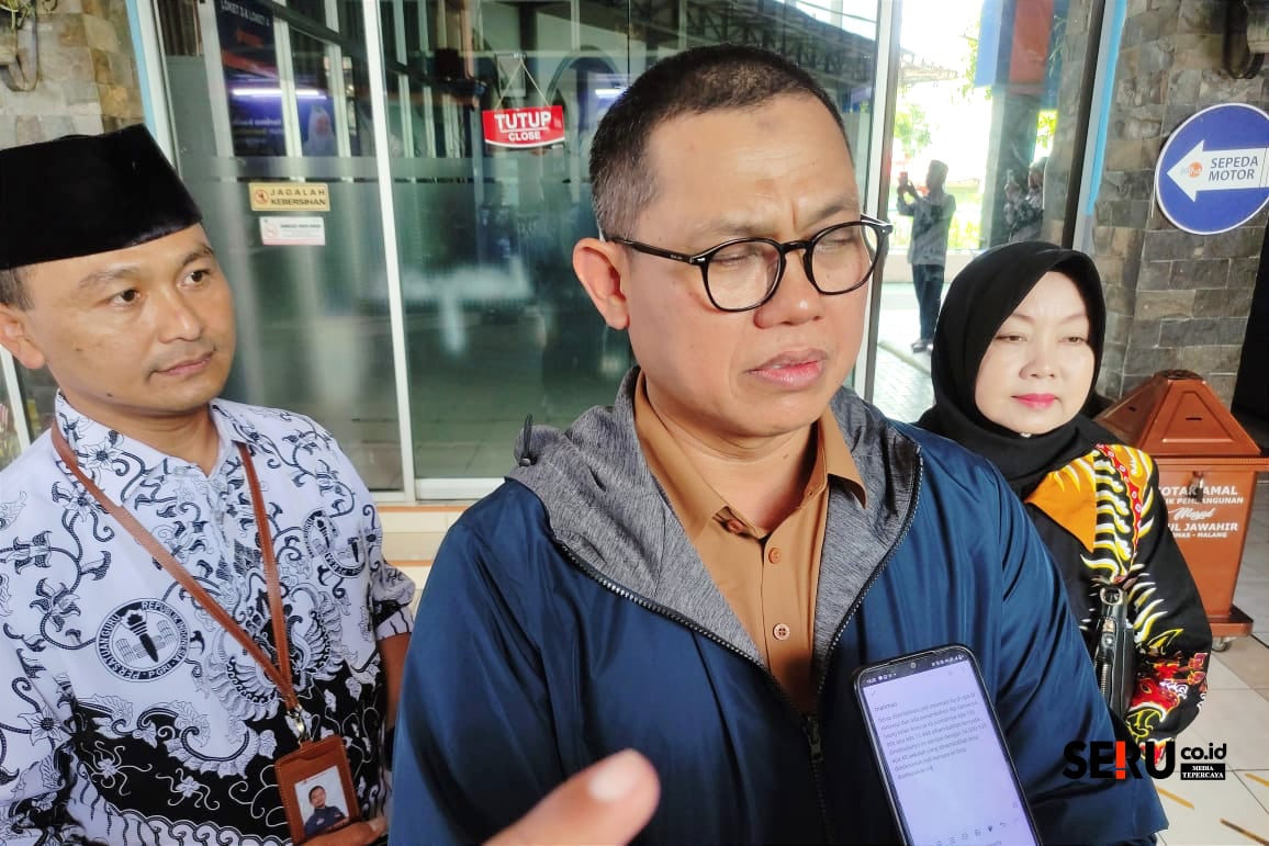 Dr. Mariman Darto, didampingi M. Lukman Hakim MT dan Dr Hastini Ratna Dewi, menjawab pertanyaan awak media. (rhd)