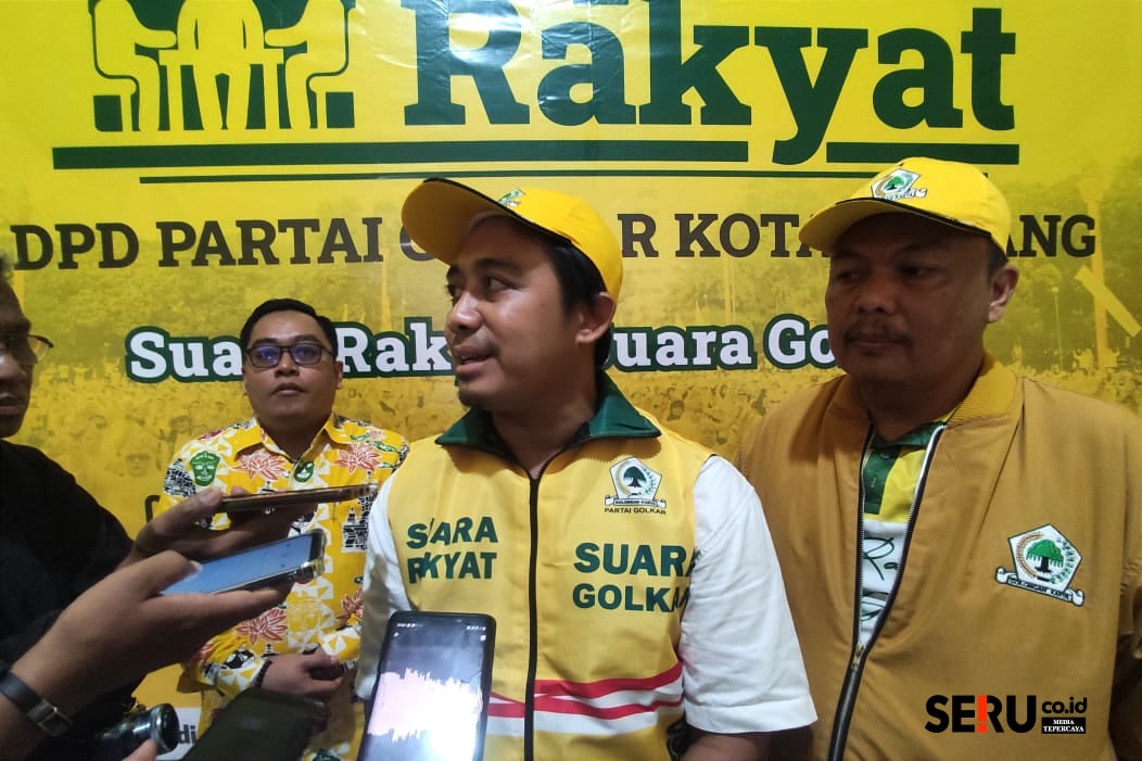 Plt Sekretaris DPD Golkar Kota Malang, didampingi pengurus dan anggota Komisi D DPRD Kota Malang, menjawab pertanyaan awak media. (rhd)