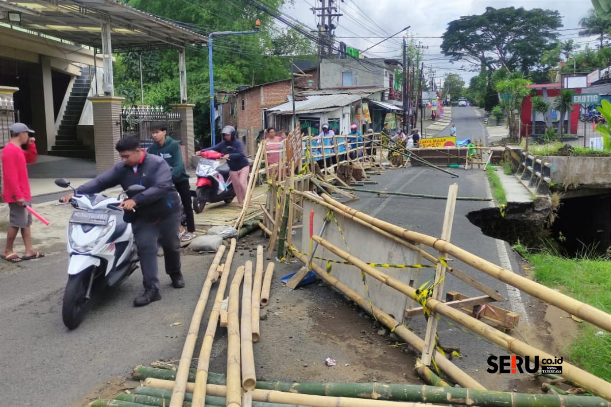 Jembatan Bailey Sonokembang Mulai Dibangun, Pemkot Malang Optimis Pulihkan Akses Warga 1 Jembatan bambu hasil swadaya warga tetap berfungsi selama pengerjaan jembatan bailey. (rhd)